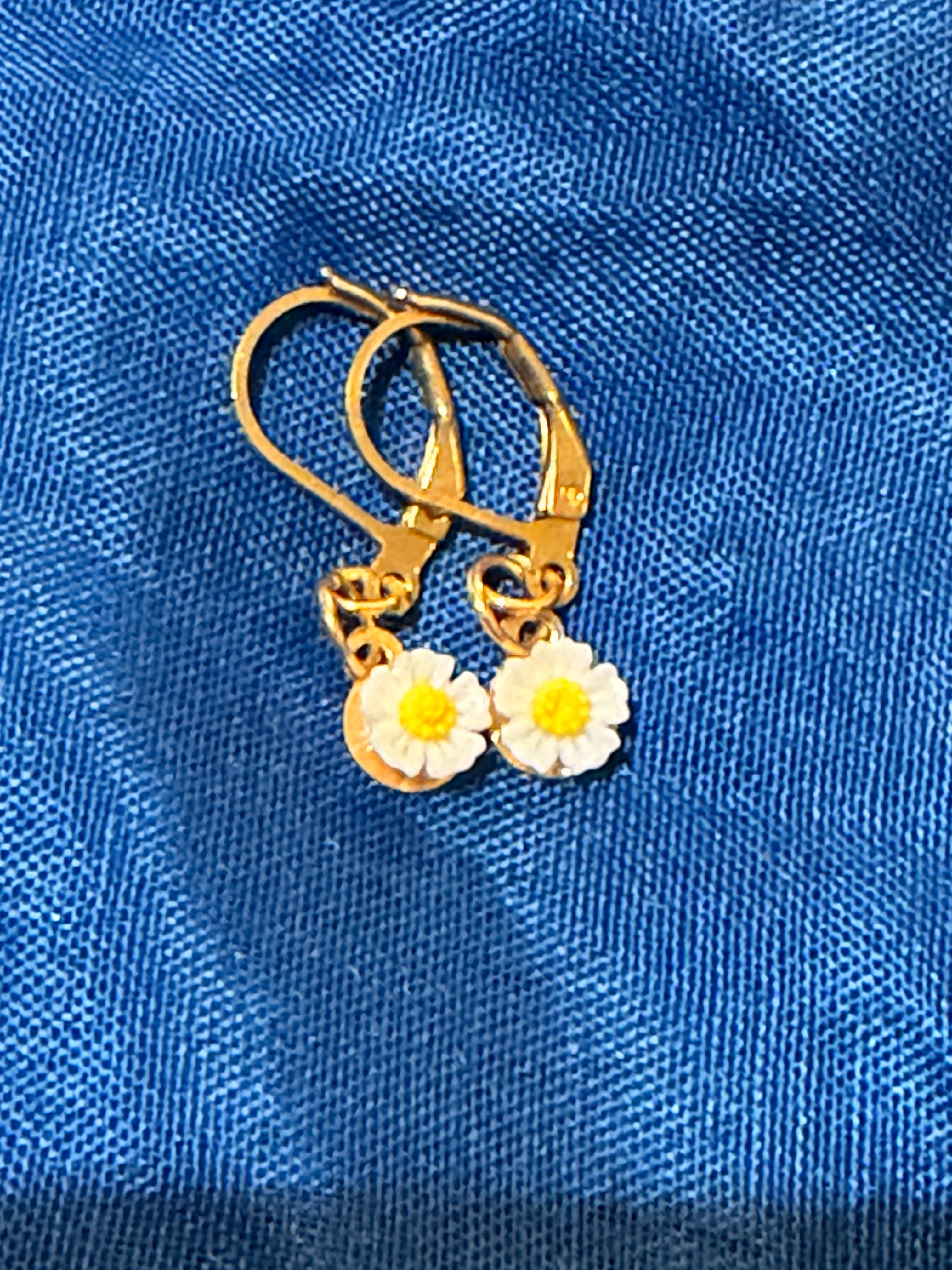Daisy Dangle Earrings in White Pearl